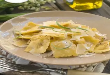 RAVIOLI RICOTTA E SPINACI CON CREMA DI PANNA E RASCHERA