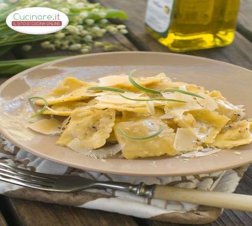 Ravioli ricotta e spinaci con crema di panna e raschera