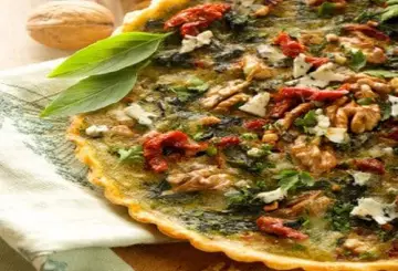 TORTA SALATA CON SPINACI, POMODORI SECCHI, NOCI E FONTINA