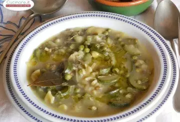 MINESTRA CON FAGIOLI MUNG, PISELLI E ZUCCHINE