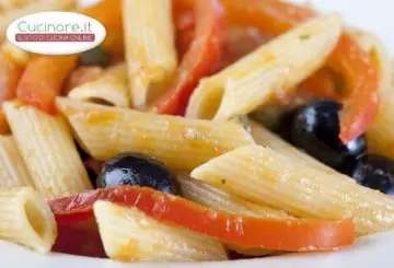 PENNE CON PEPERONI ROSSI E OLIVE NERE