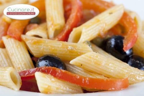 Penne con Peperoni rossi e olive nere