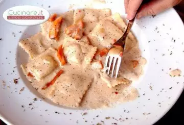 RAVIOLI DI PATATE IN SALSA ROSA