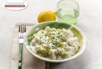 GNOCCHI RIPIENI ALLE ERBE CON CREMA DI SBRINZ