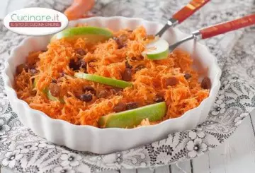 INSALATA DI CAROTE CON UVETTA E MELA VERDE
