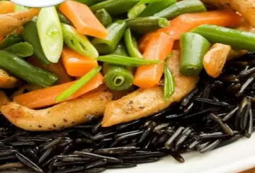 RISO NERO CON POLLO, FAGIOLINI E CAROTE