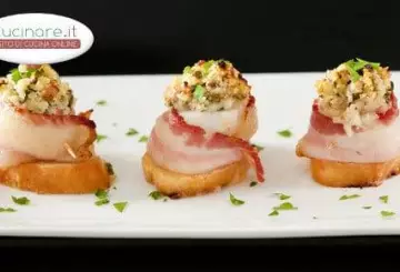 BRUSCHETTE CON CAPESANTE AL BACON E CAPONATA DI CAVOLFIORE E POMODORINI
