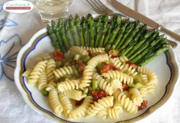 FUSILLI CON ASPARAGI E POMODORI SECCHI