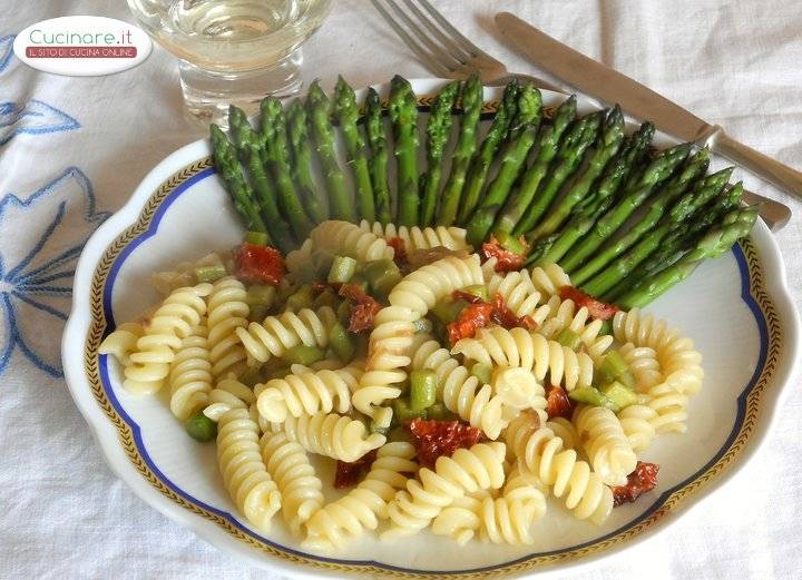 Fusilli Con Asparagi E Pomodori Secchi