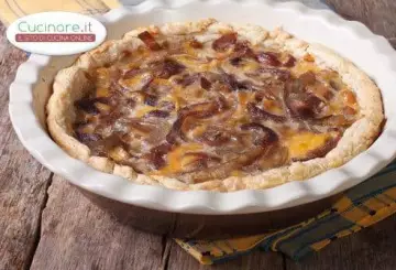 TORTA SALATA CON CIPOLLE ROSSE E CACIOCAVALLO SILANO