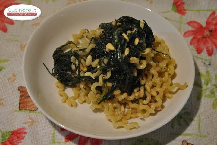 Pasta con agretti e speck