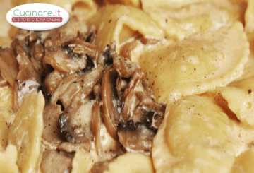 RAVIOLI RIPIENI DI PATATE VIOLA CON FUNGHI AL VINO ROSSO