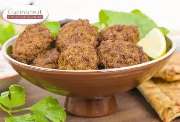POLPETTE DI QUINOA CON CURCUMA, RADICCHIO E NOCI