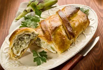 STRUDEL SALATO CON NOCCIOLE, CARCIOFI E ROBIOLA