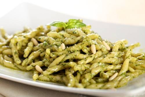 Trofie con pesto di cavolo nero e noci