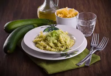 PASTA CON ZUCCHINE, MANDORLE E MAGGIORANA