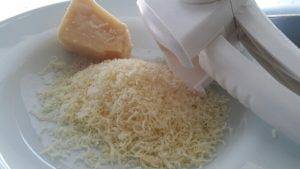 Insalata con polpettine di Parmigiano preparazione 1