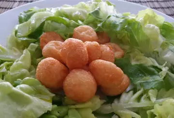 INSALATA CON POLPETTINE DI PARMIGIANO