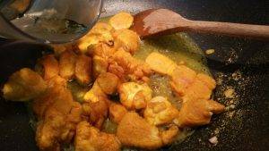 Bocconcini di pollo alla curcuma preparazione 7