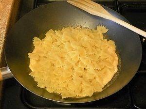 Farfalle al salmone preparazione 8