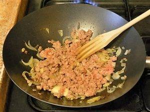 Pasta salsiccia e funghi, un primo da sogno! preparazione 2