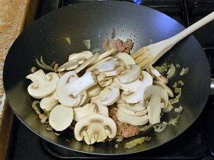 Pasta salsiccia e funghi, un primo da sogno! preparazione 3