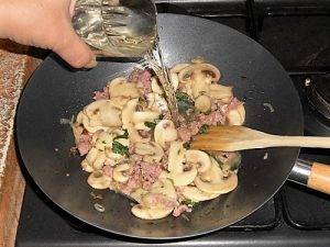 Pasta salsiccia e funghi, un primo da sogno! preparazione 6