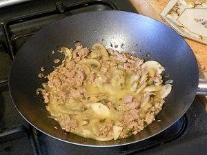 Pasta salsiccia e funghi, un primo da sogno! preparazione 7