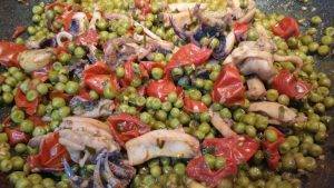 Seppie con piselli e pomodoro fresco