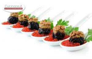cucchiaini con caviale rosso prugne prezzemolo e noci secche