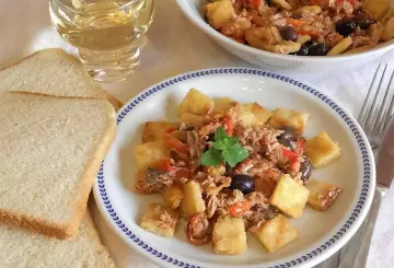 INSALATA DI TONNO E PEPERONI CON CROSTINI
