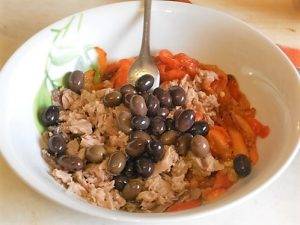 Insalata di tonno e peperoni con crostini preparazione 3