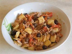 Insalata di tonno e peperoni con crostini preparazione 8