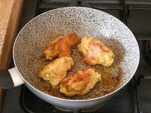 Involtini di pollo dorati con uova preparazione 9