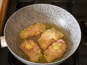 Involtini di pollo dorati con uova preparazione 6