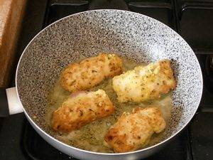 Involtini di pollo dorati con uova preparazione 7