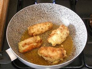 Involtini di pollo dorati con uova preparazione 8