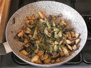 Ricetta Melanzane A Funghetto In Bianco preparazione 5