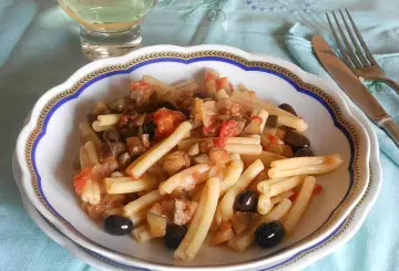 PASTA CON MELANZANE, OLIVE E CAPPERI