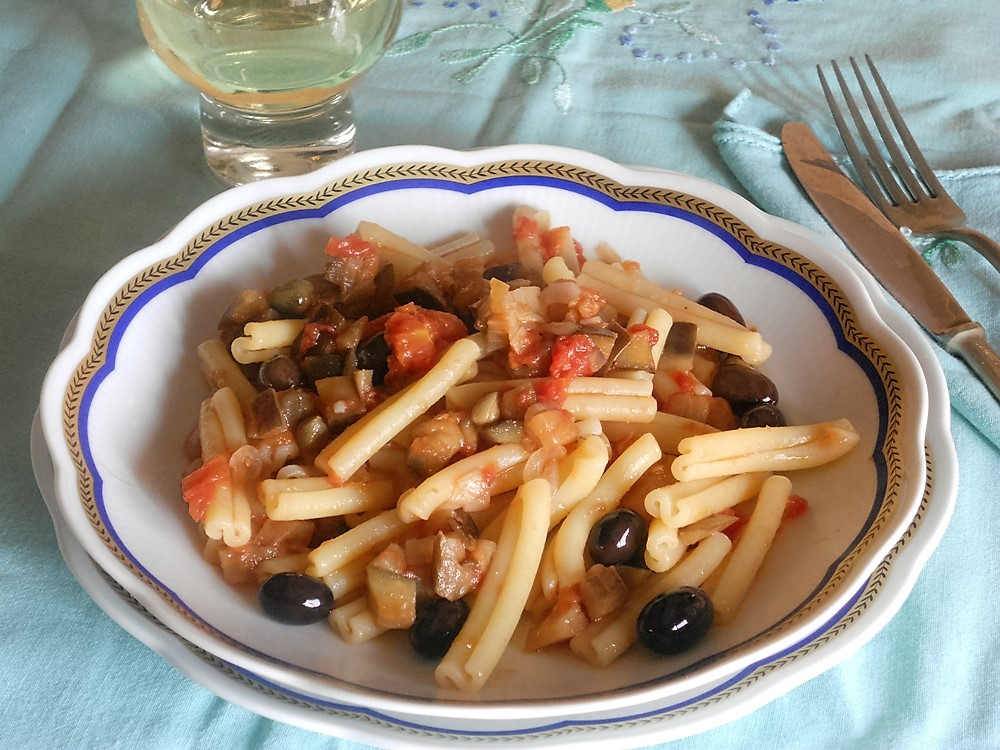 Pasta con melanzane, olive e capperi