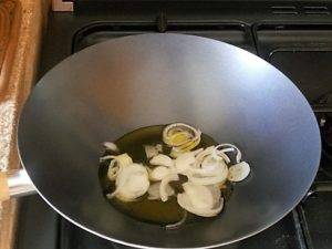 Pasta con melanzane, olive e capperi preparazione 0