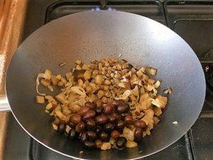 Pasta con melanzane, olive e capperi preparazione 2