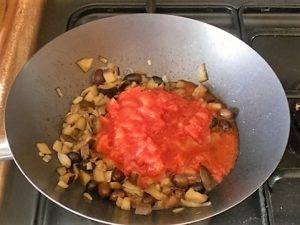 Pasta con melanzane, olive e capperi preparazione 3