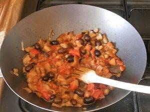 Pasta con melanzane, olive e capperi preparazione 4