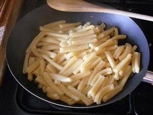 Pasta con melanzane, olive e capperi preparazione 5