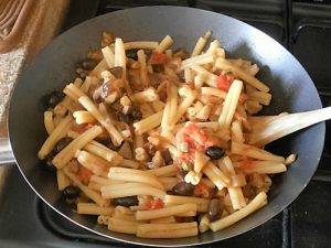 Pasta con melanzane, olive e capperi preparazione 6