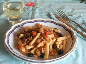 Pasta con melanzane, olive e capperi preparazione 7