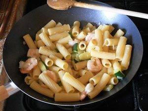 Pasta zucchine e gamberetti preparazione 10