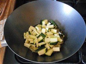 Pasta zucchine e gamberetti preparazione 5