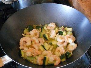 Pasta zucchine e gamberetti preparazione 8